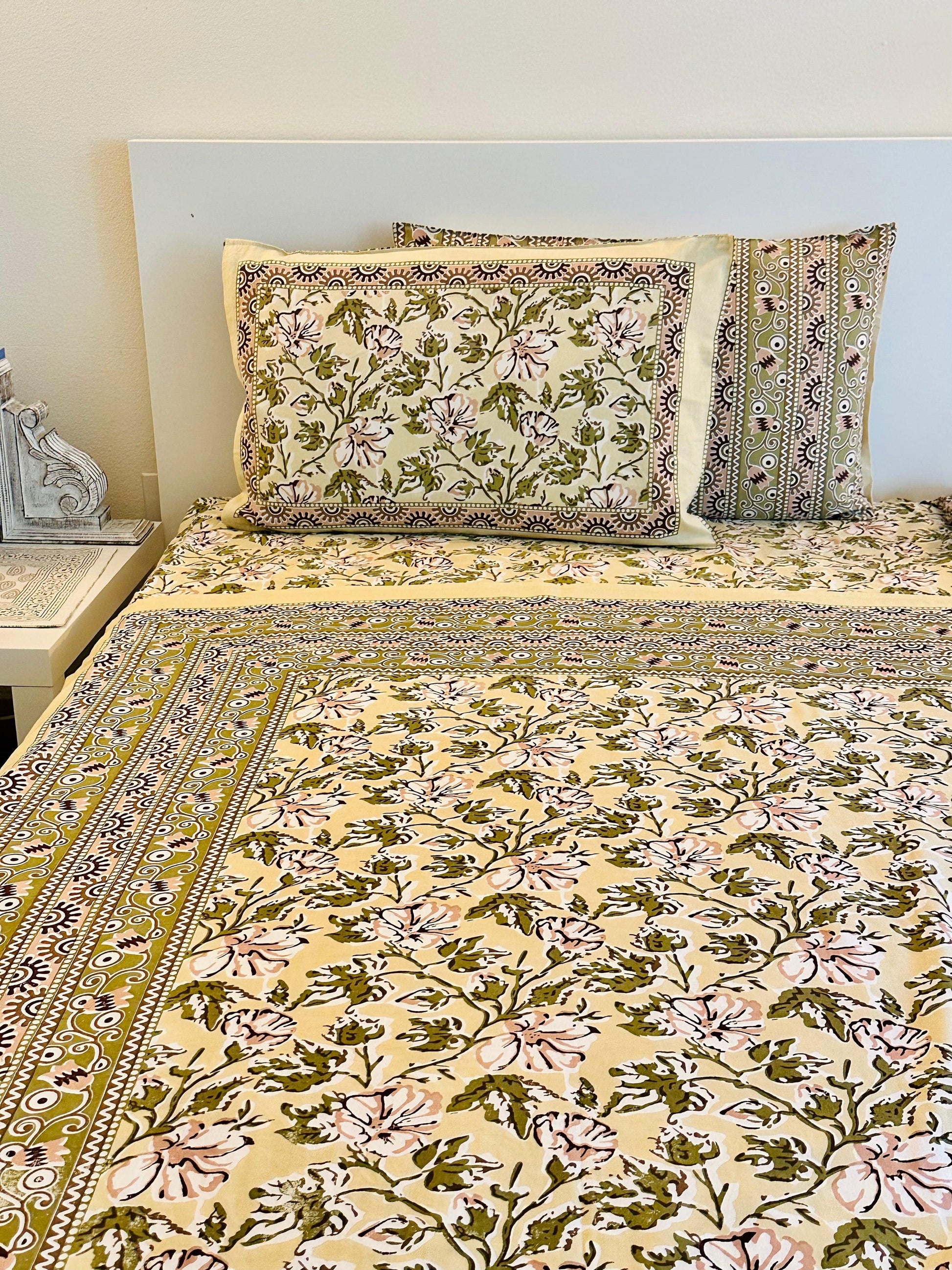 Nocturnal Floral Bedsheet Set - DewDropHues