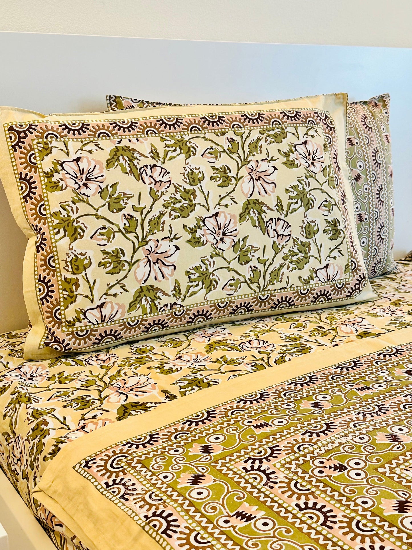 Nocturnal Floral Bedsheet Set - DewDropHues