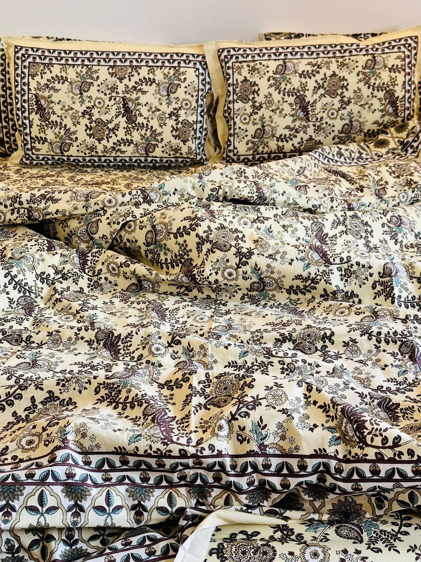 Cream Paisley Vines Bedsheet Set