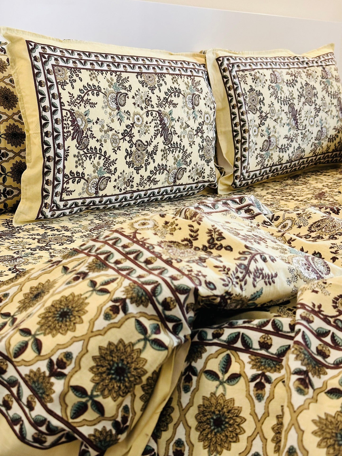 Cream Paisley Vines Bedsheet Set